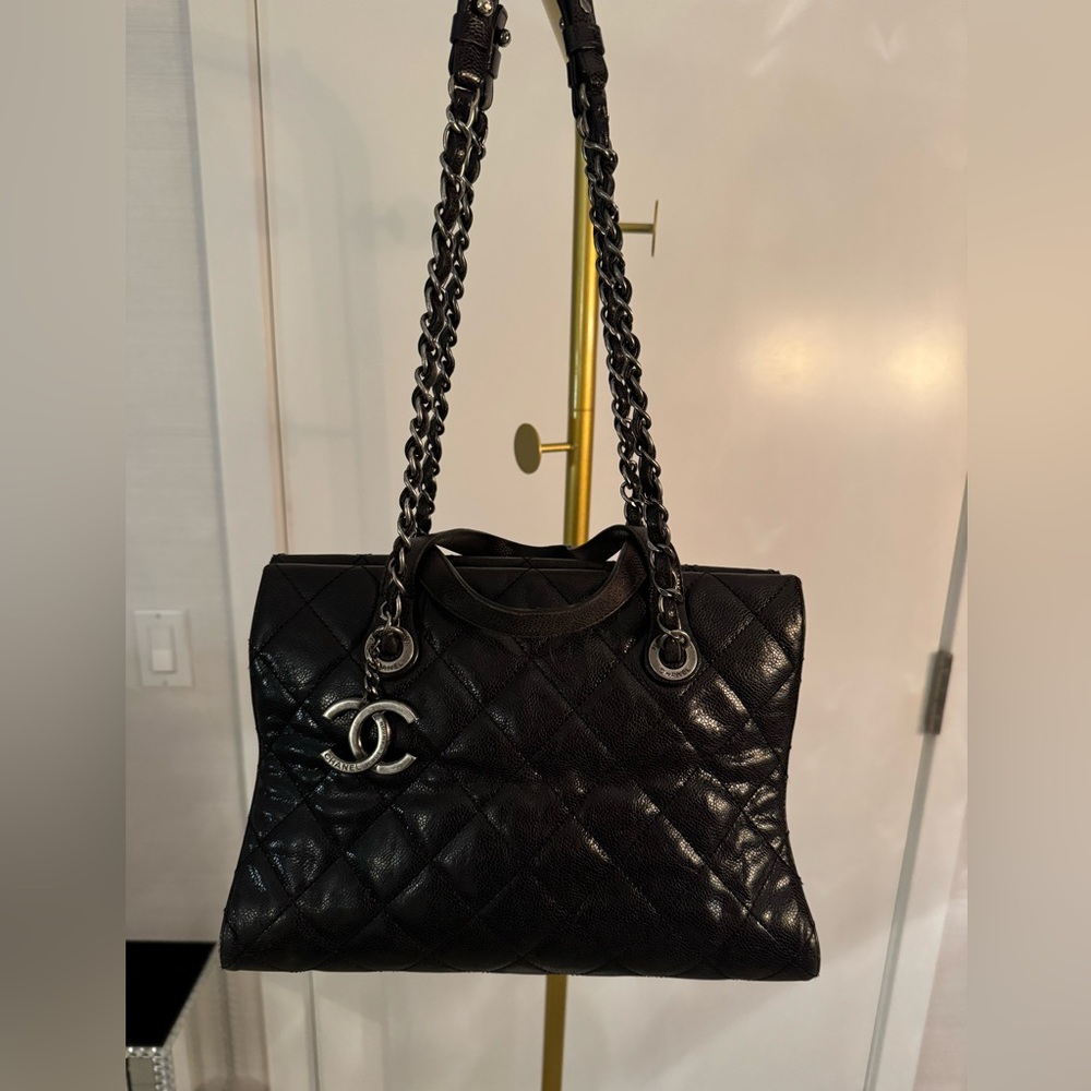 Chanel
CC Crave large Tote Quilted Glazed Caviar